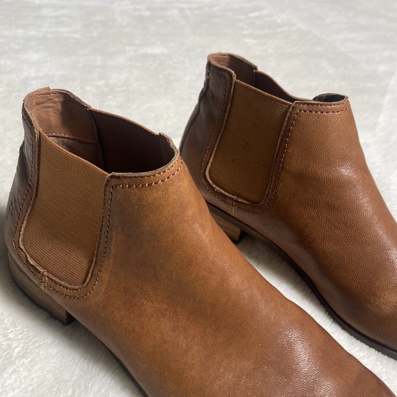 Frye Misty Chelsea Boot 9 - Picture 4 of 13